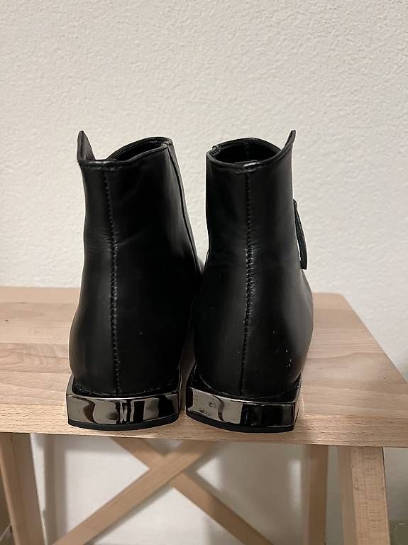 Scarpe da donna: Stivaletto pelle nera – Usato da Luzern venduto da mic_99vf 1