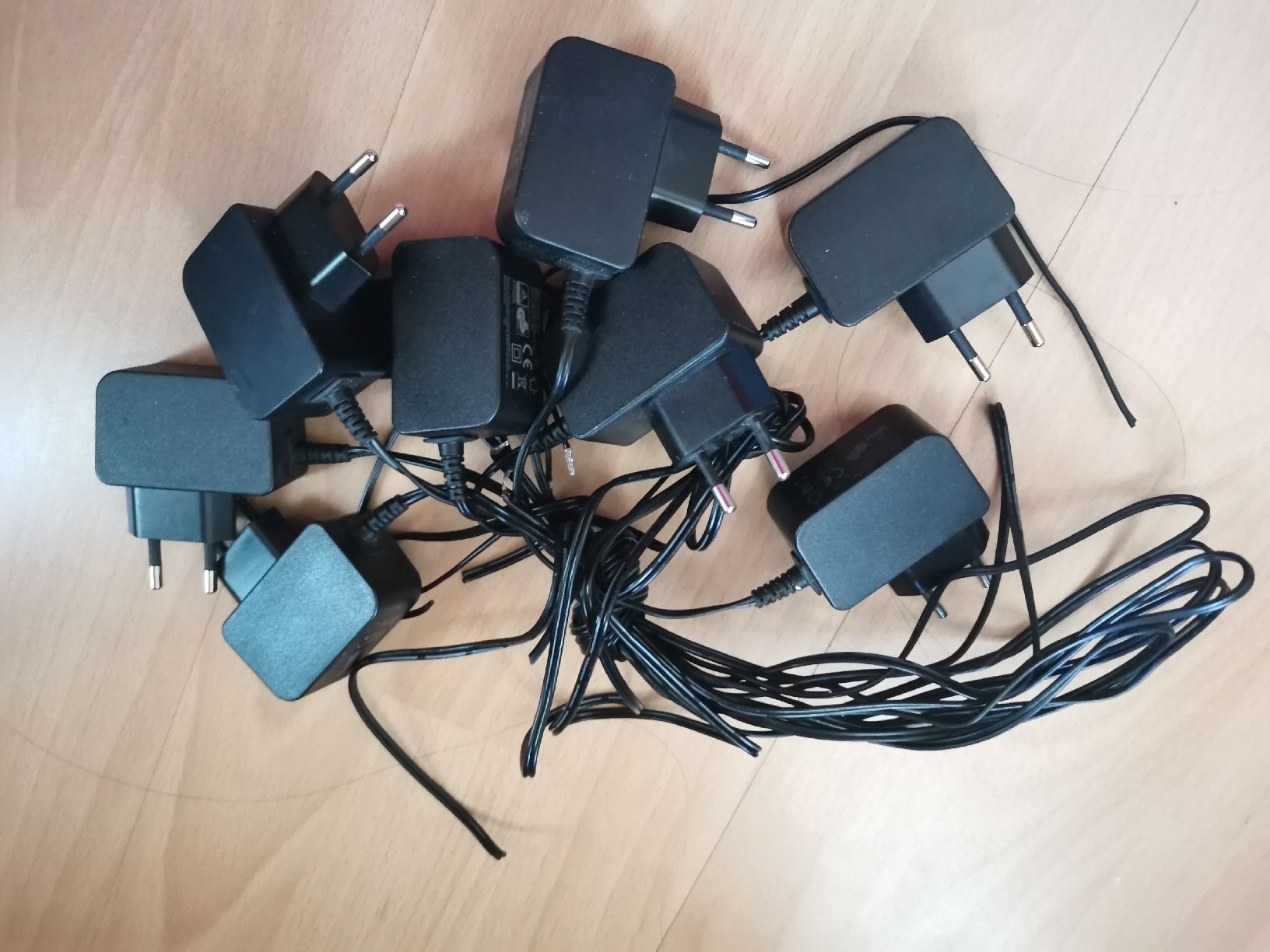 Caricabatterie: 8x Netzteile 5V  1.5A  100-240V – Nuovo (secondo la descrizione) da Bottighofen venduto da andax
