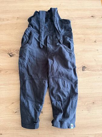 Latzhose aus 100% Baumwolle Grösse 92/98,