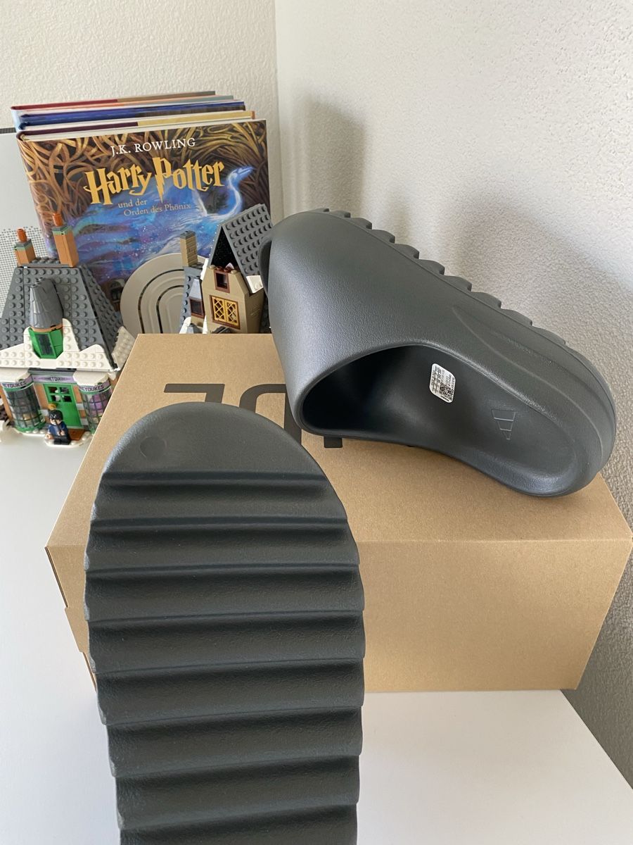 Adidas Herrenschuhe: Adidas Yeezy Slide Dark Onyx Gr. 48.5 – Neu und originalverpackt aus Freidorf TG von kickznlacez 1