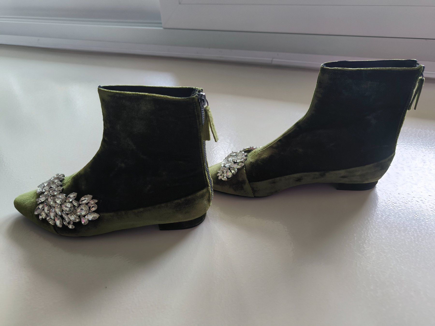 Zara Damenschuhe: Zara Samt-Ankle-Boots mit atemberaubender Steinapplikation – Gebraucht aus Wallisellen von C_DM 3