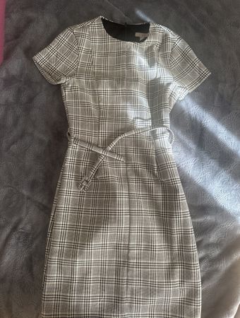 Kleid mit Bindegürtel 