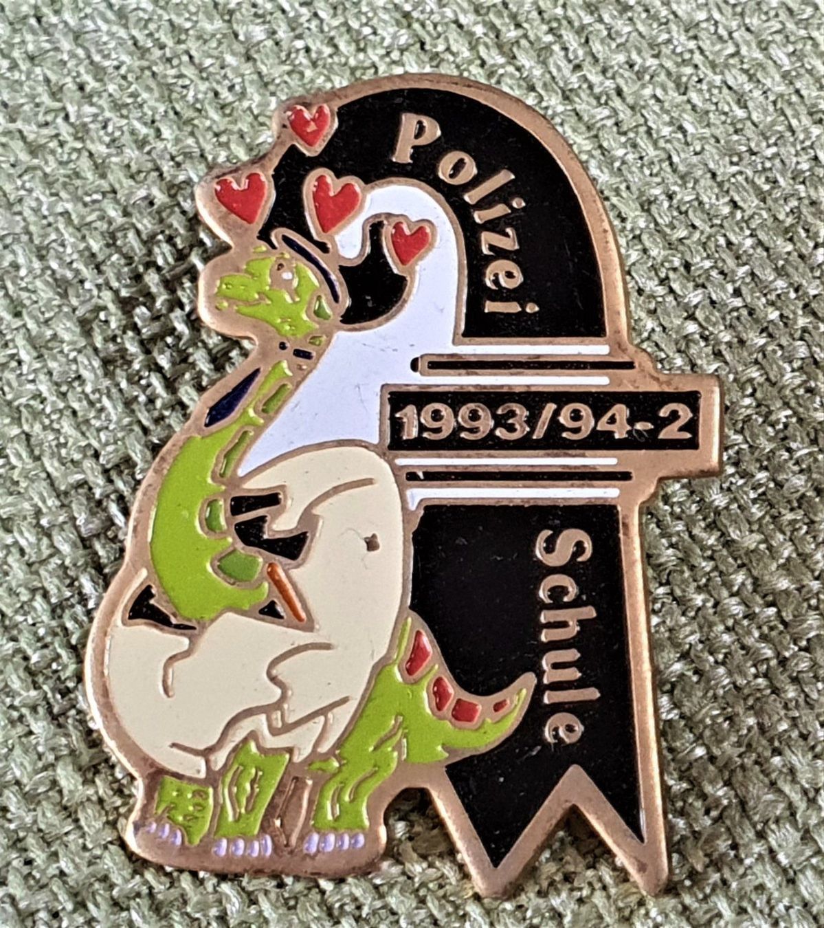 Placchette & Badge: D702  Pin Basler Polizei Schule Dinobaby – Usato da Reinach BL venduto da Boston-Verkauf