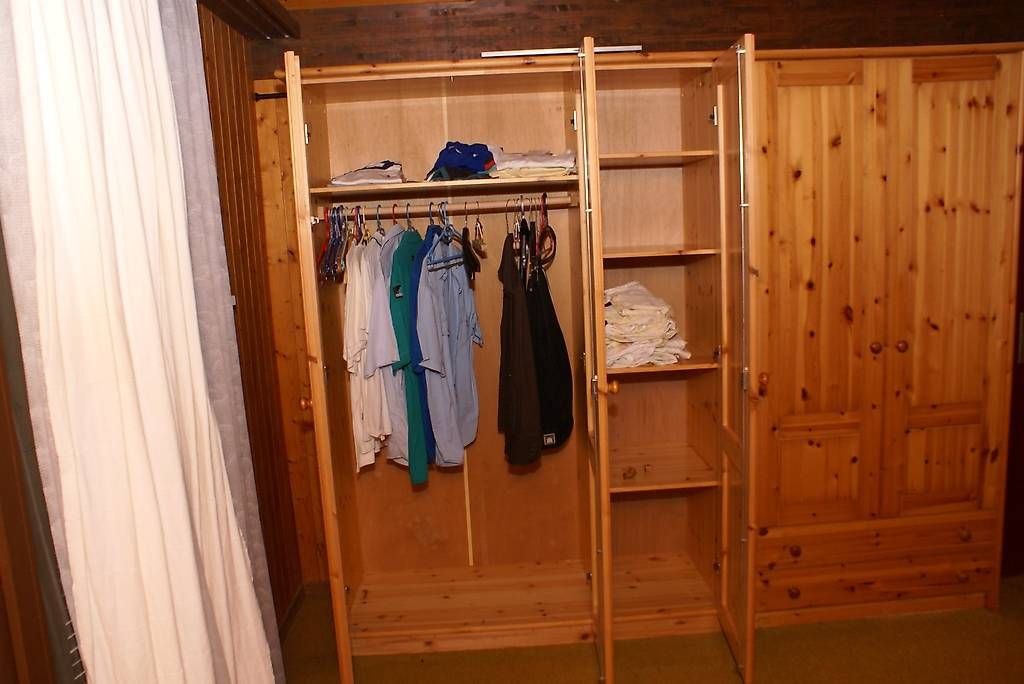 Armoires: Kleiderschrank – D'occasion à Dübendorf par Gigahit 1