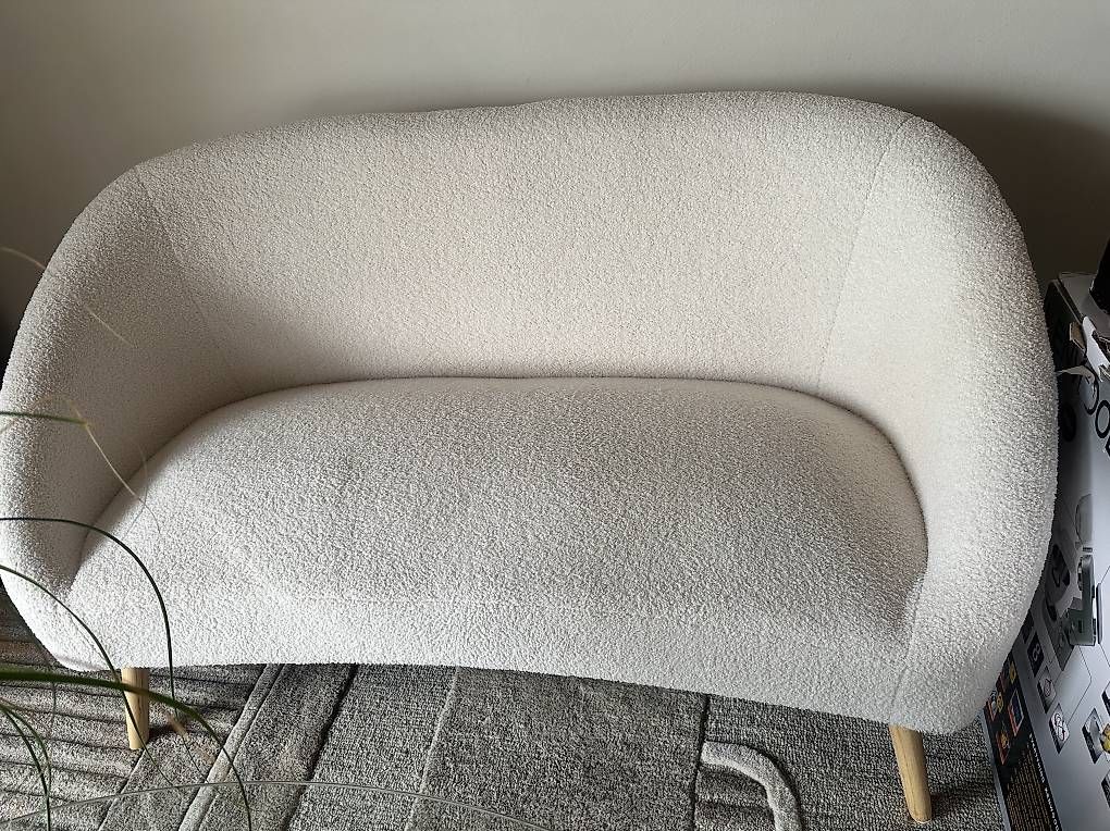 Sofas: Ensemble : canapé bouclette + table basse ronde  – D'occasion à Bulle par Melisa7