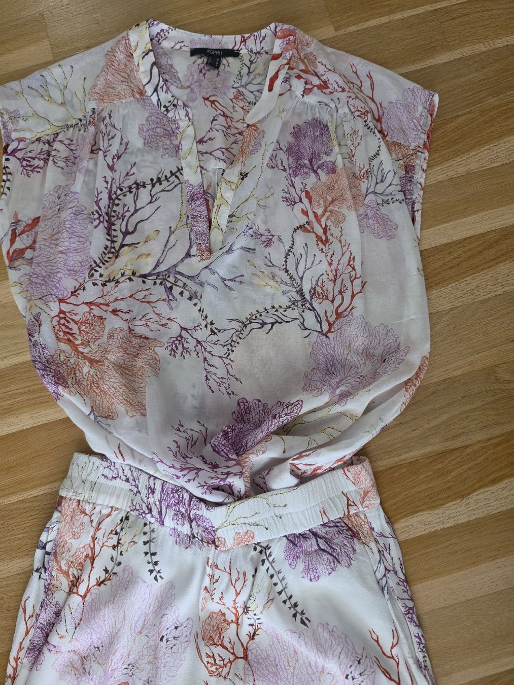 Esprit Lotti di vestiti: Zweiteiler mit Blumenmuster weiss bunt – Nuovo (secondo la descrizione) da Affoltern am Albis venduto da Ebruli89 1