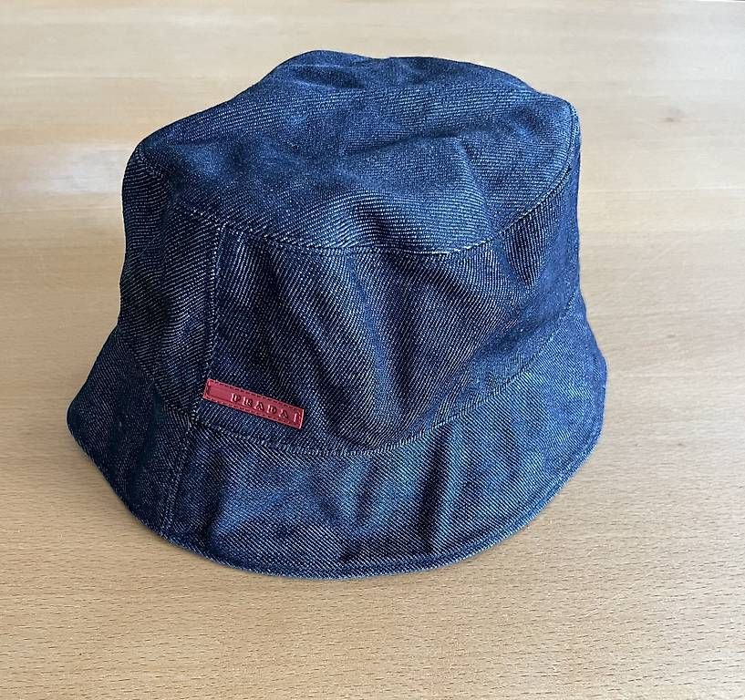 Prada Chapeaux, bonnets & casquettes: Prada Denim Bucket Hat – D'occasion à Richterswil par noa_q7yd