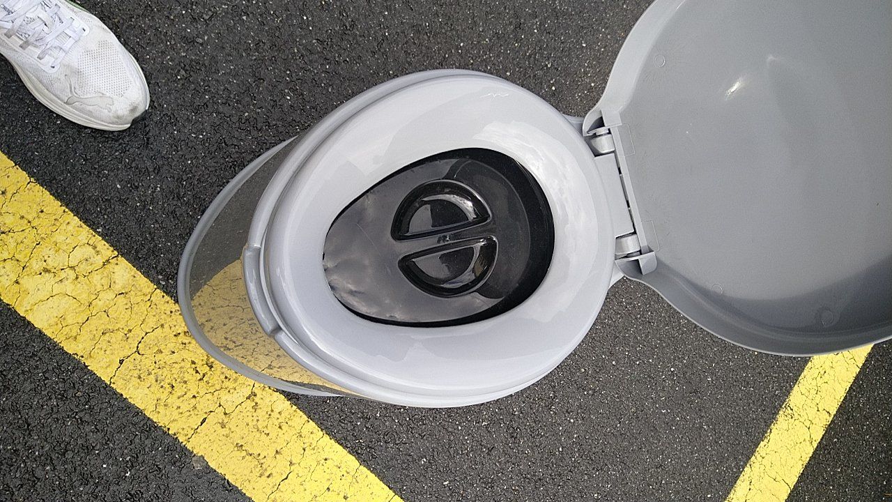 WC: WC portable gris avec couvercle – Gebraucht aus Fully von guiton