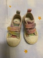 Turnschuhe in Grösse 22