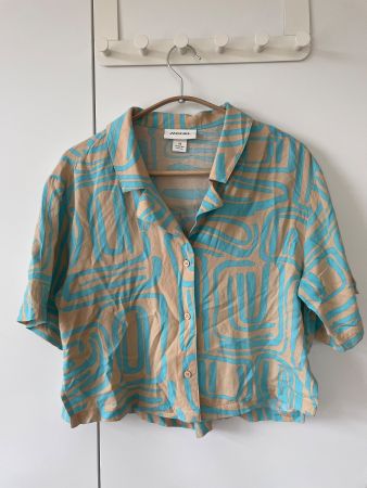 MONKI cropped Kurzarm-Bluse / Hemd mit Muster – Gr. XS