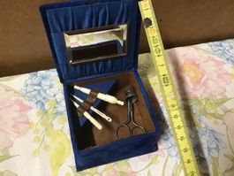Uralte Miniatur Schatulle mit Nähzubehör