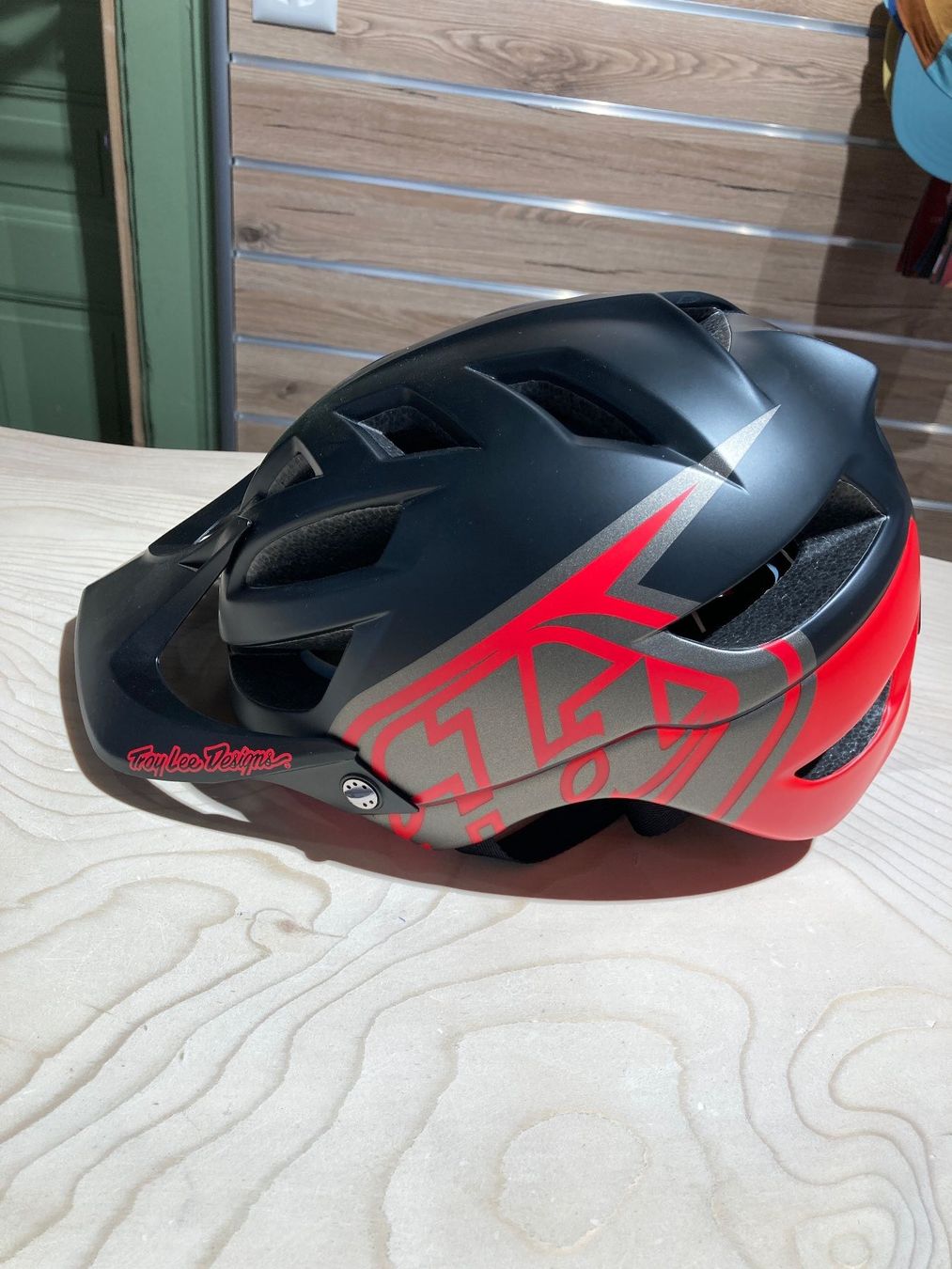 Troy Lee Caschi: Troy Lee A1 Mips Helm Classic Black/Red, Small – Nuovo (secondo la descrizione) da Lauterbrunnen venduto da Imboden-Bike 1
