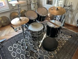 Schlagzeug Tama schwarz mit Zildjian Becken Set gebraucht