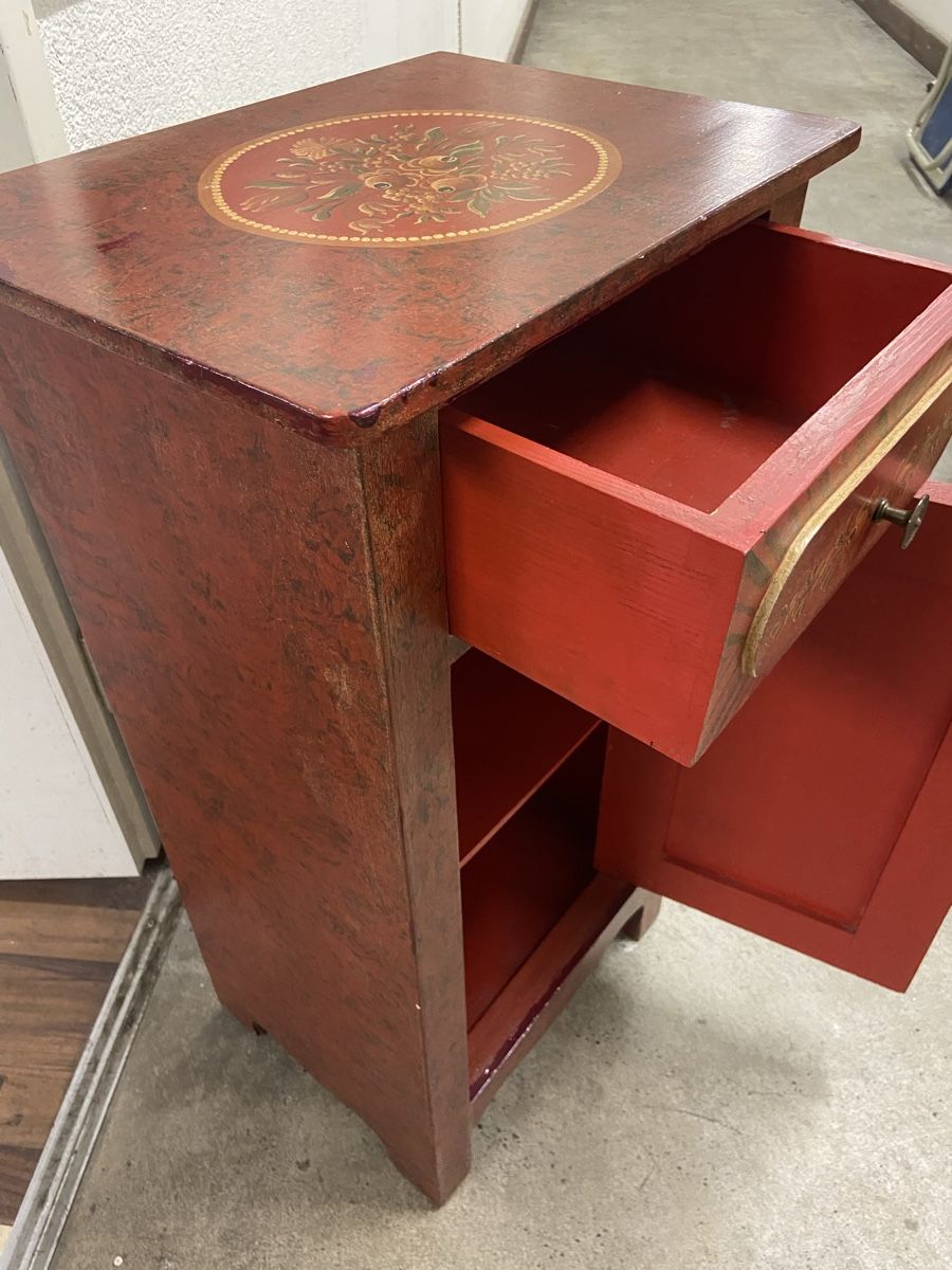 Tables de nuit: Alte Nachttisch mit Schublade bemalt  – D'occasion à Dietikon par brocki-eyra 8