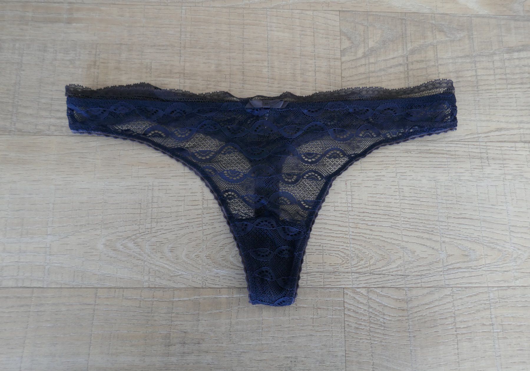 Esprit Altra biancheria intima: String-Tanga  von Esprit, Gr. 40, dunkelblau mit Spitze – Usato da Port venduto da uzuku