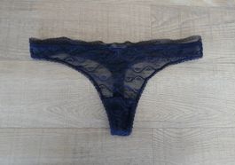 String-Tanga  von Esprit, Gr. 40, dunkelblau mit Spitze