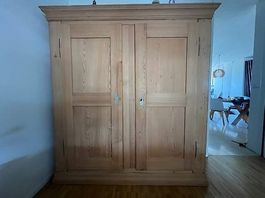 Holzschrank 