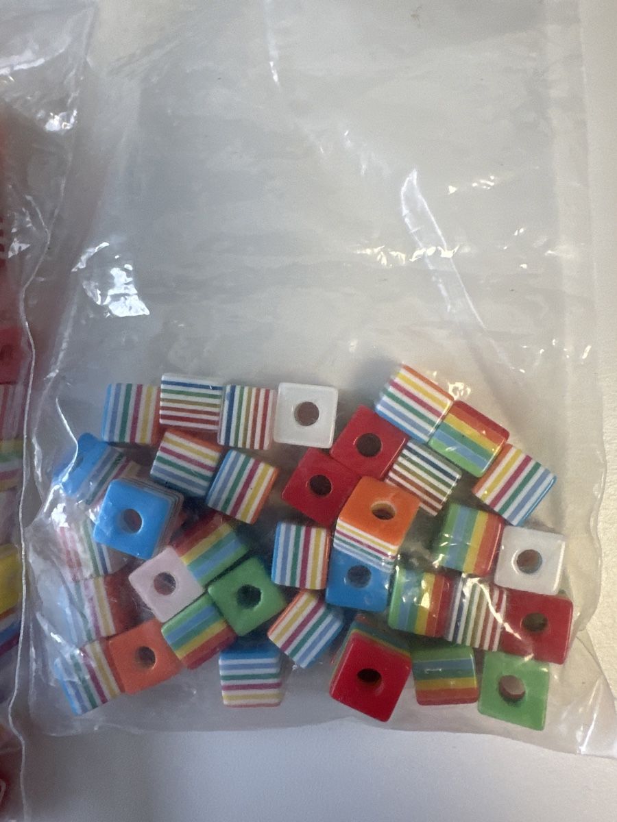 Perles (synthétiques): Bunte Bastelperlen Würfelperlen Kunststoffperlen ca. 140 Stk – Neuf (Voir description) à Horw par yvesmarc 2