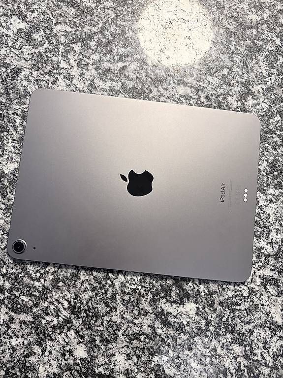 Apple Tablet PC: iPad Air 5th Generation 64 gb – Usato da Zürich venduto da h4llo 1