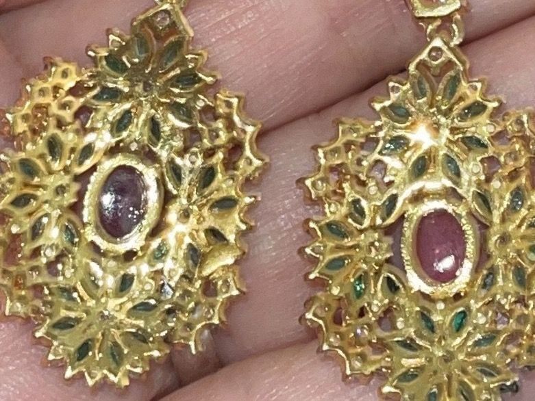 Llan Valls Joies Orecchini pendenti & Orecchini a lobo: Tradition Hindu Real Emerald & Ruby SS925 14k Gold Earrings – Nuovo e nell'imballaggio originale da Birsfelden venduto da Brut 7