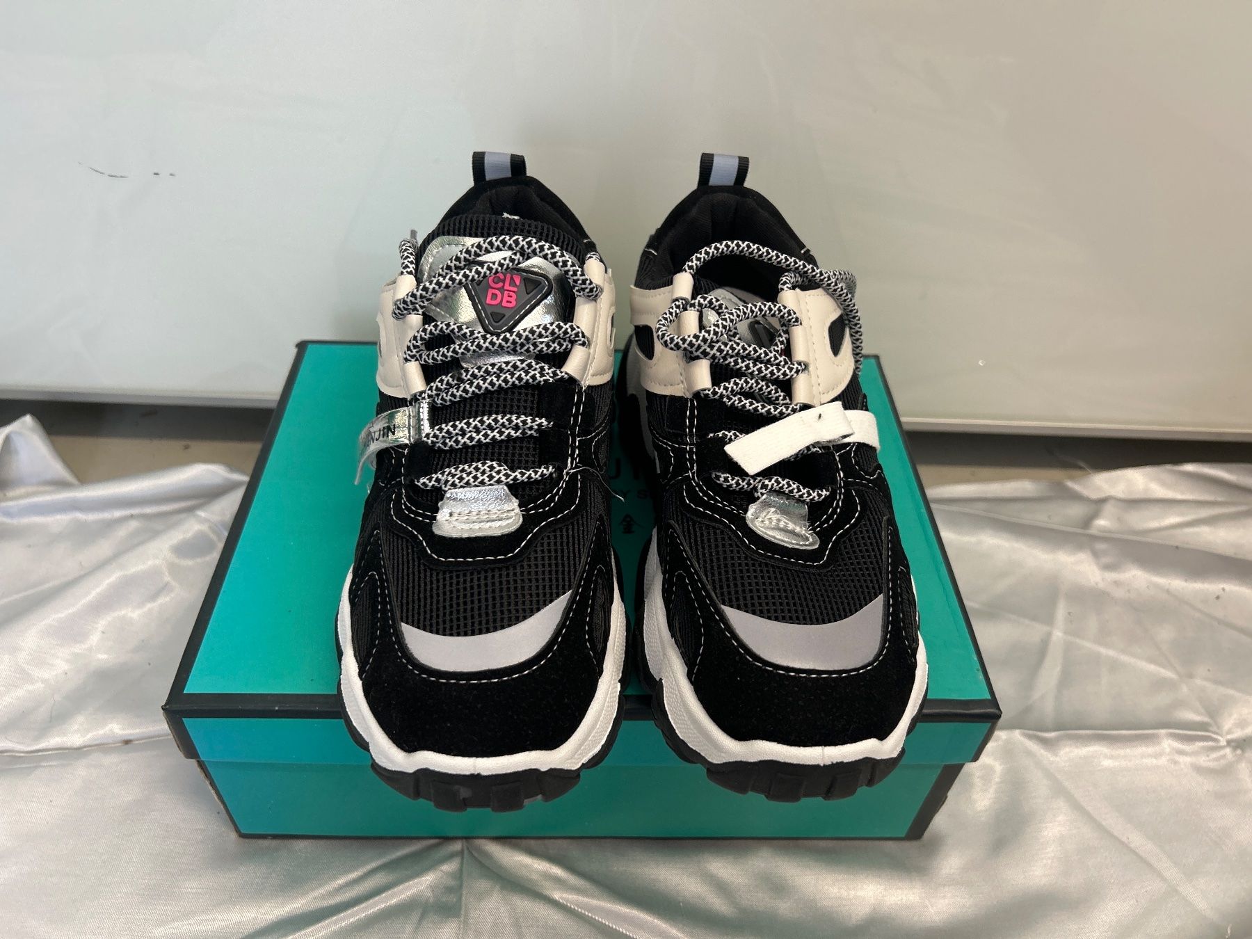 Herrenschuhe: Sneaker schwarz/weiss/grau Gr 38 Neu Gratis Versand – Neu und originalverpackt aus Regensdorf von Spyke55