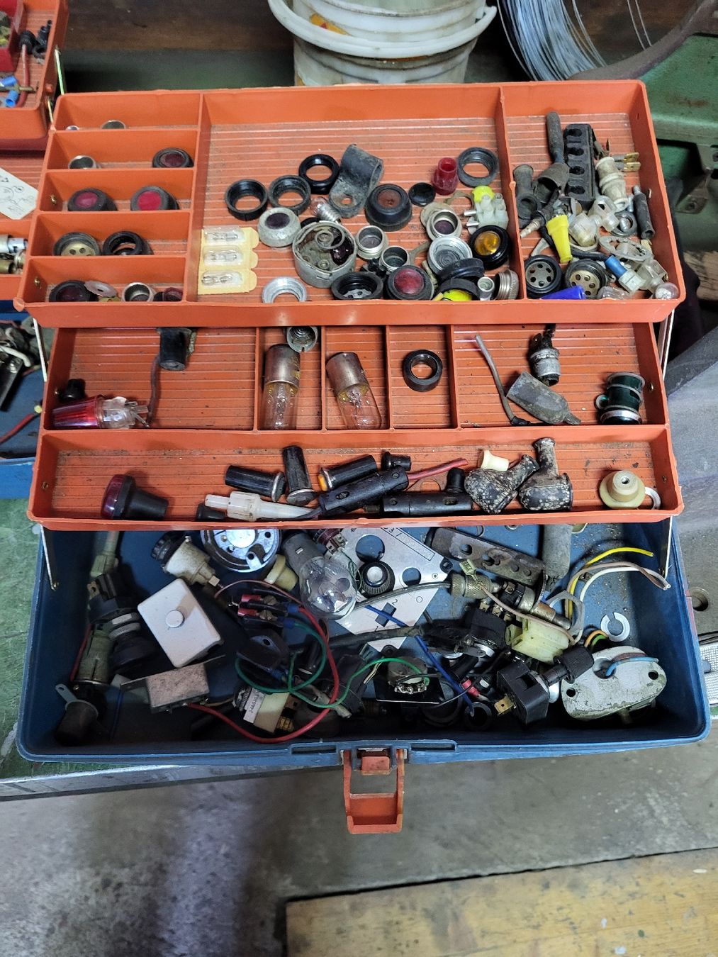 Accessori per altri veicoli: Elektroteile Auto Motorrad – Usato da Obermumpf venduto da Dustie 1