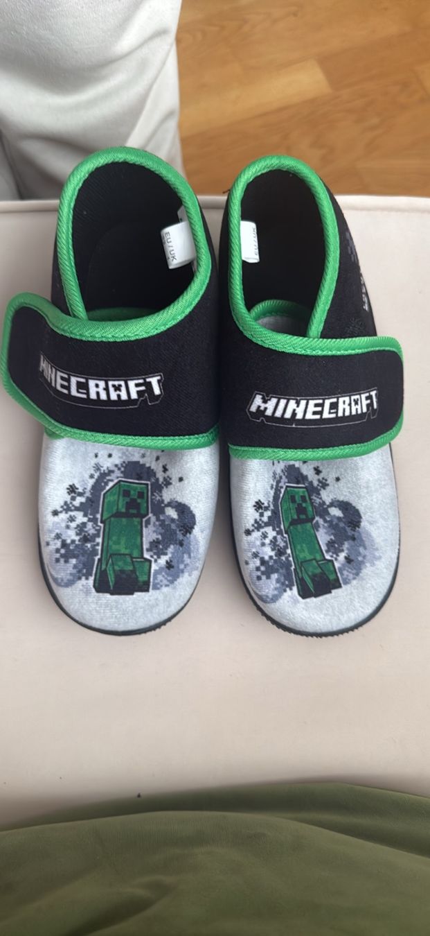 Dosenbach Chaussures garçon: Minecraft Hausschuhe Kinder Grösse 33 Neu – Neuf avec emballage d'origine à Schöftland par M.B.Dudart