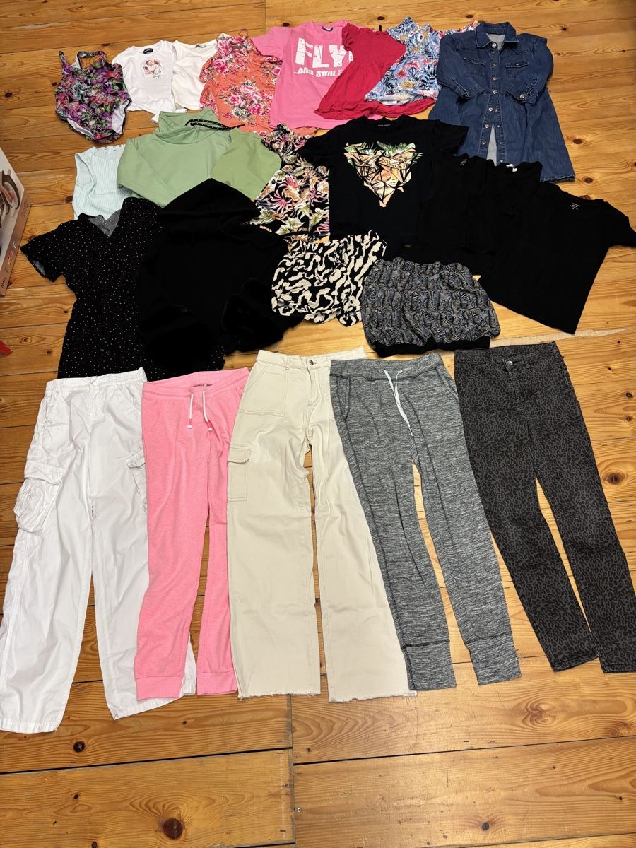 Lotti & Set di vestiti: Kleiderpaket Mädels, Grösse XS-S – Usato da Büren an der Aare venduto da Nikito2001