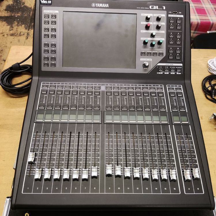 Yamaha QL1 Mixer Digitalmixer mit Flightcase & Lampe | Kaufen auf Ricardo