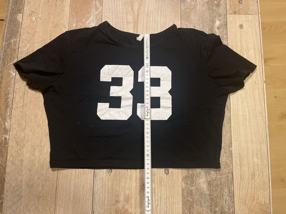 T-shirt: Schwarzes Crop Top Gr. 38 mit Nummer 33 Print – Usato da Kaisten venduto da Wavechip 3