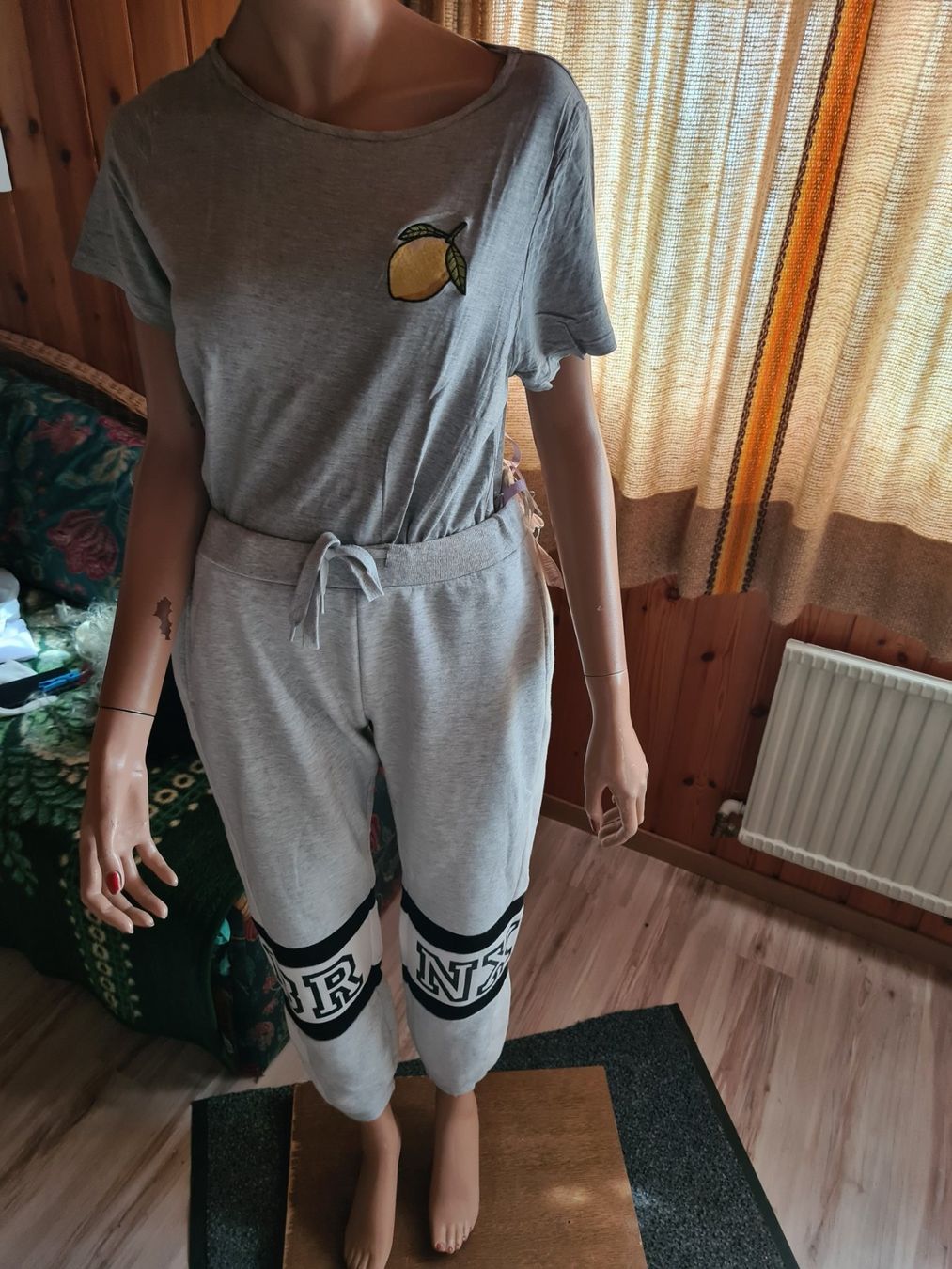 Sucettes & attache sucettes: Coole Trainerhose mit Shirt – D'occasion à Ferden par jemyce
