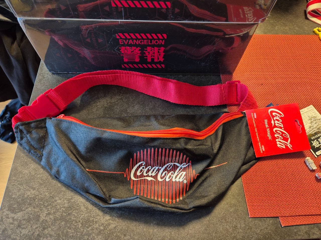 Coca-Cola Borse: Neue Originale Coca Cola Bauch Tasche Bauchtasche – Nuovo e nell'imballaggio originale da Dübendorf venduto da Alessandro-DG