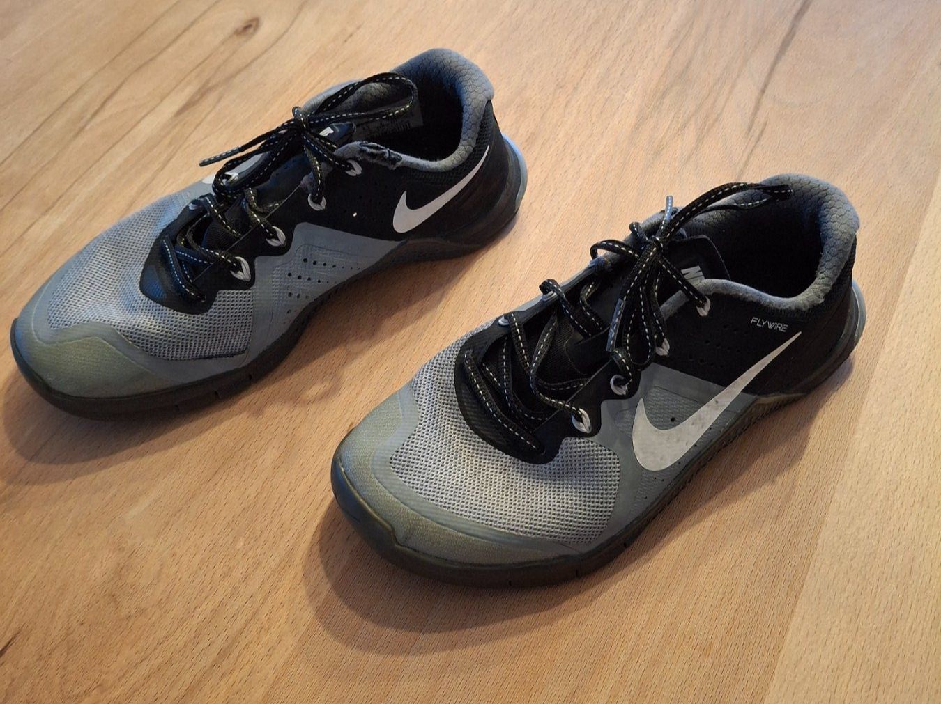 Nike Scarpe per ragazzi: Hallenschuhe v. Nike, Gr. 37.5 – Usato da Bilten venduto da pelanov