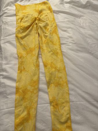 2 leggings de sport 1 jaune et 1 orange tie-dye T.XS