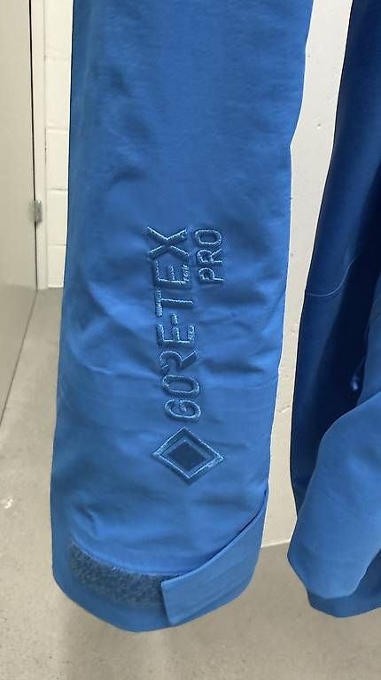 Vestes: The Mountain Studio GoreTex Pro Jacke – D'occasion à Engelberg par NicoleKilian 1