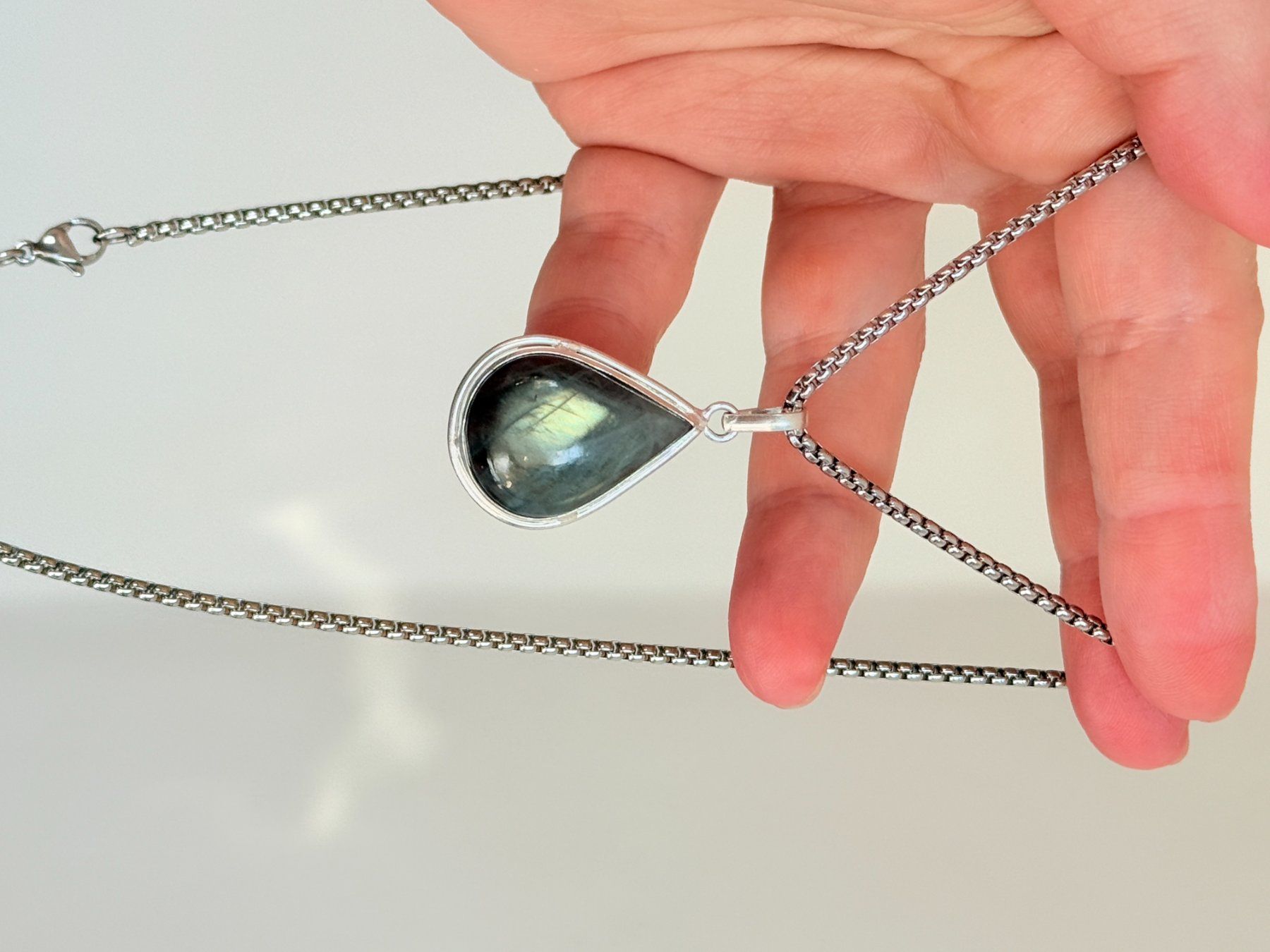 Ketten: Collier avec Pendentif Pierre de Lune, Élégant! – Neu und originalverpackt aus Genève von AGBERG 5