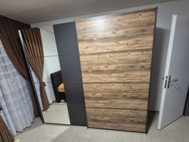 Grosser Kleiderschrank mit Spiegel & Schiebetüren 226 × 210