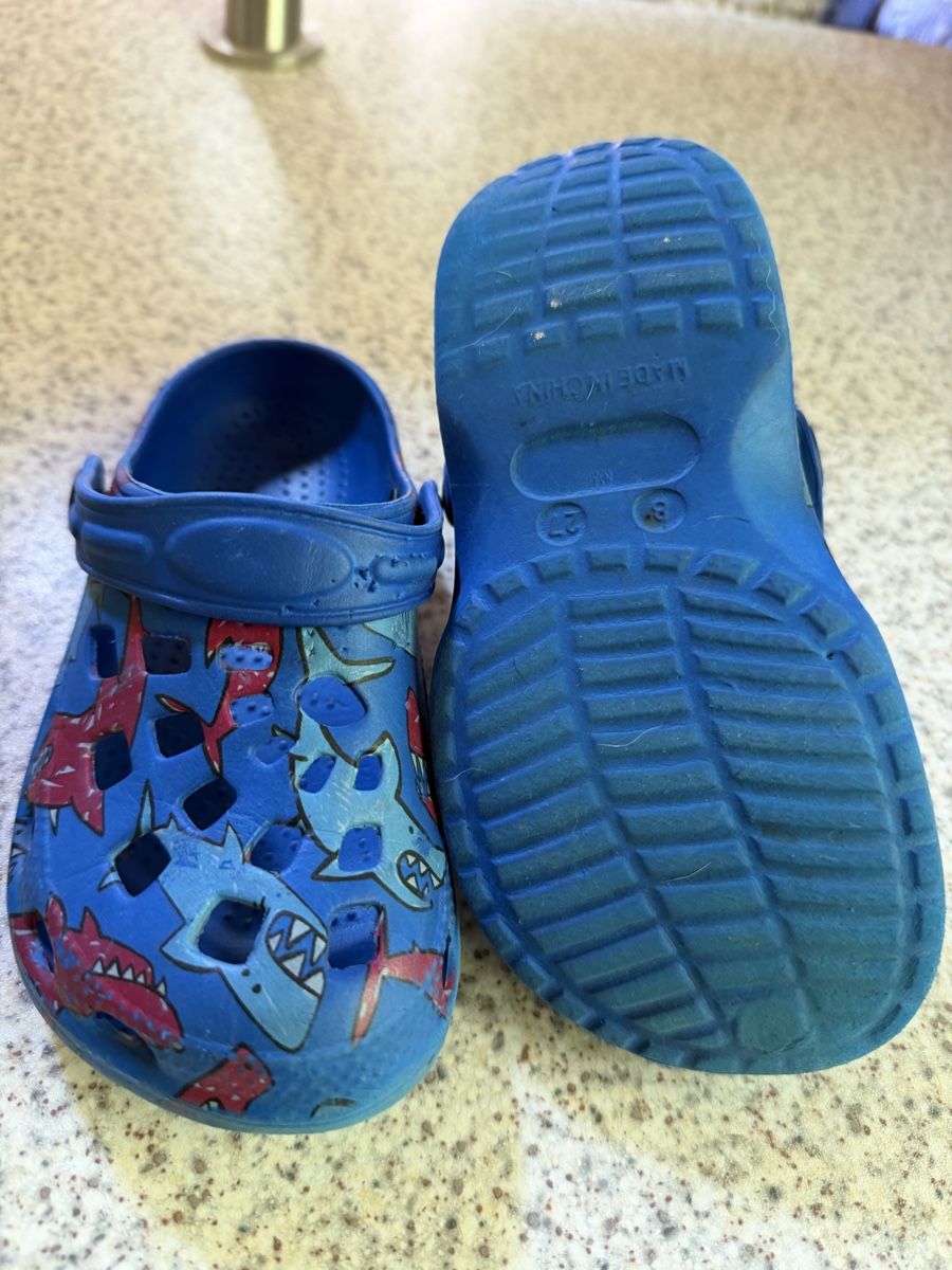 Crocs Chaussures garçon: Kinderschuhe 2x Gr.27 – D'occasion à La Garde (Sembrancher) par jan_b6mp 2
