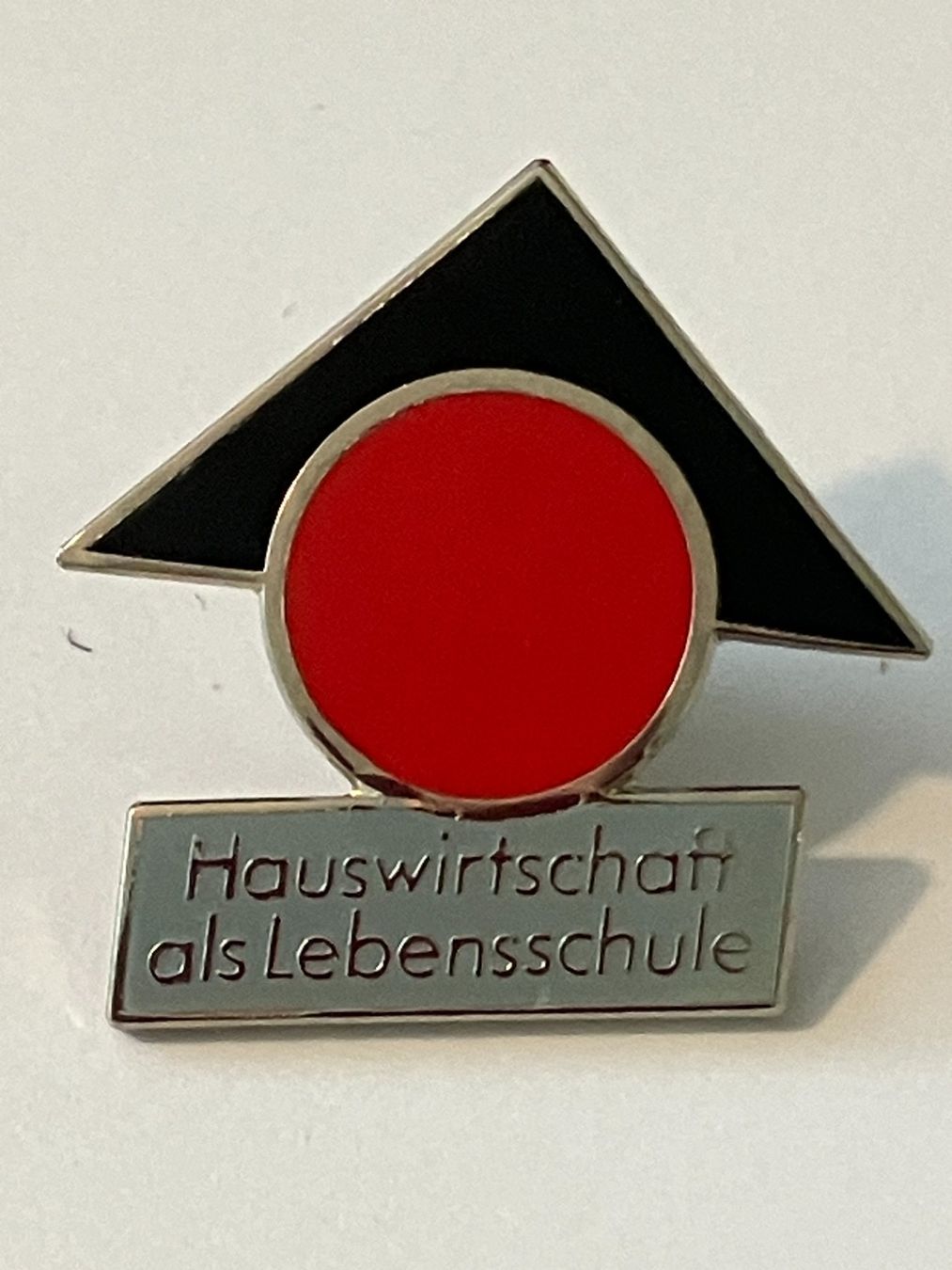 Placchette & Badge: 1 Pin "Hauswirtschaft als Lebensschule" – Usato da Basel venduto da djwwpp