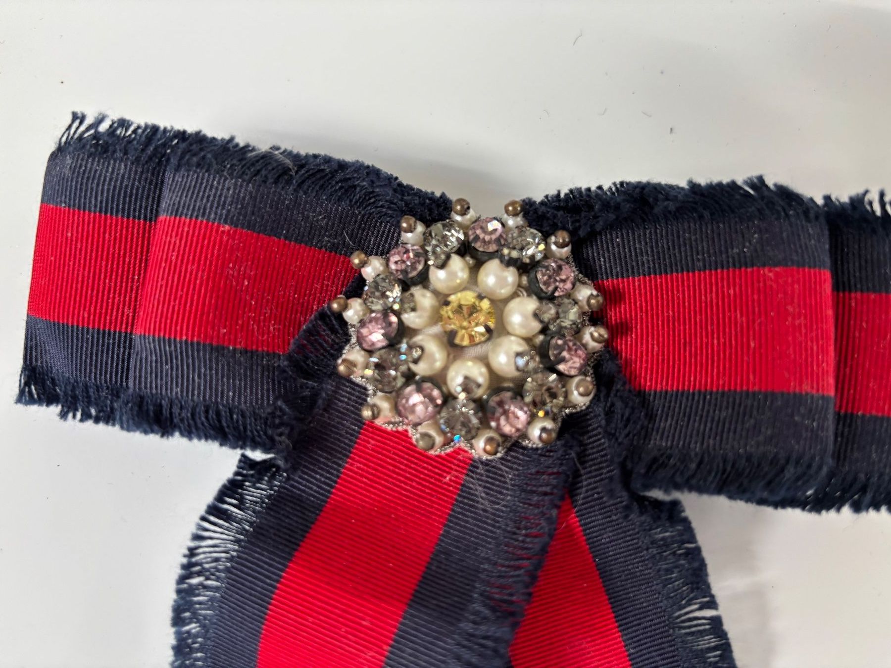 Gucci Spille & Fermagli: Gucci Broche blau/rot mit Perlen – Usato da Herrliberg venduto da mayfi 1