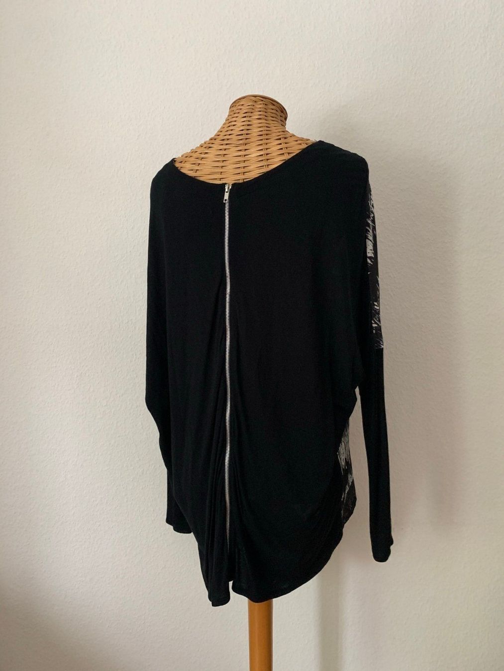 Zara T-shirt: ZARA - Oberteil schwarz-weiss gemustert – Usato da Zürich venduto da Diazaio 2