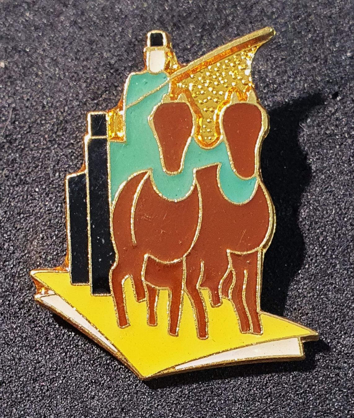 Plaketten & Abzeichen: BB412 - Kunst Pin Pferd Pferde Kutsche Wagengespann – Gebraucht aus Reinach BL von Boston-Verkauf