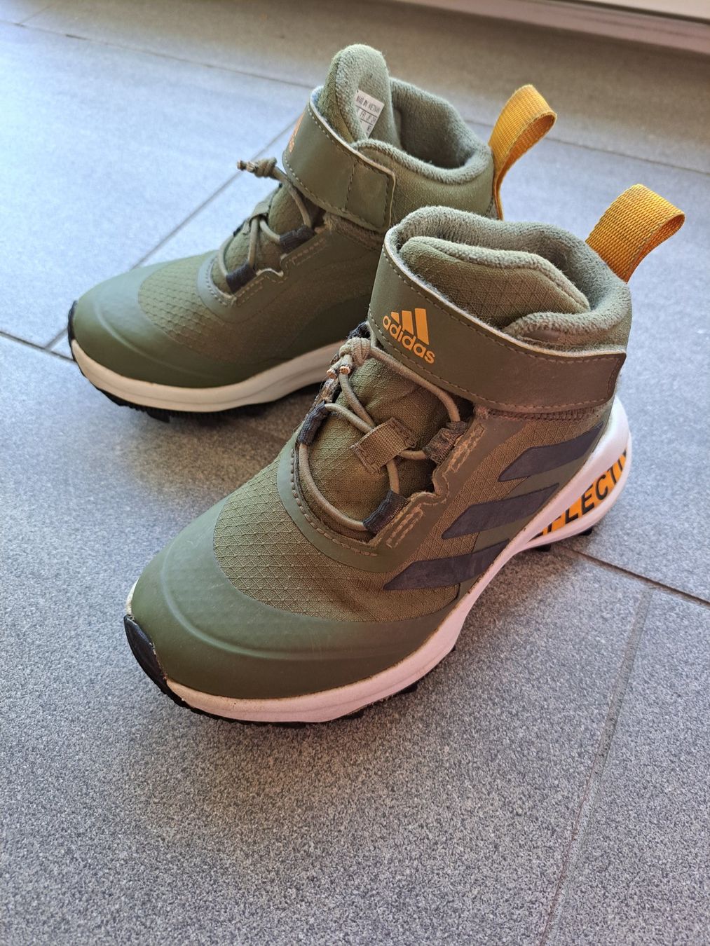 Adidas Chaussures garçon: Adidas Winterschuhe Gr 28 – D'occasion à Bünzen par nagyagi111mail