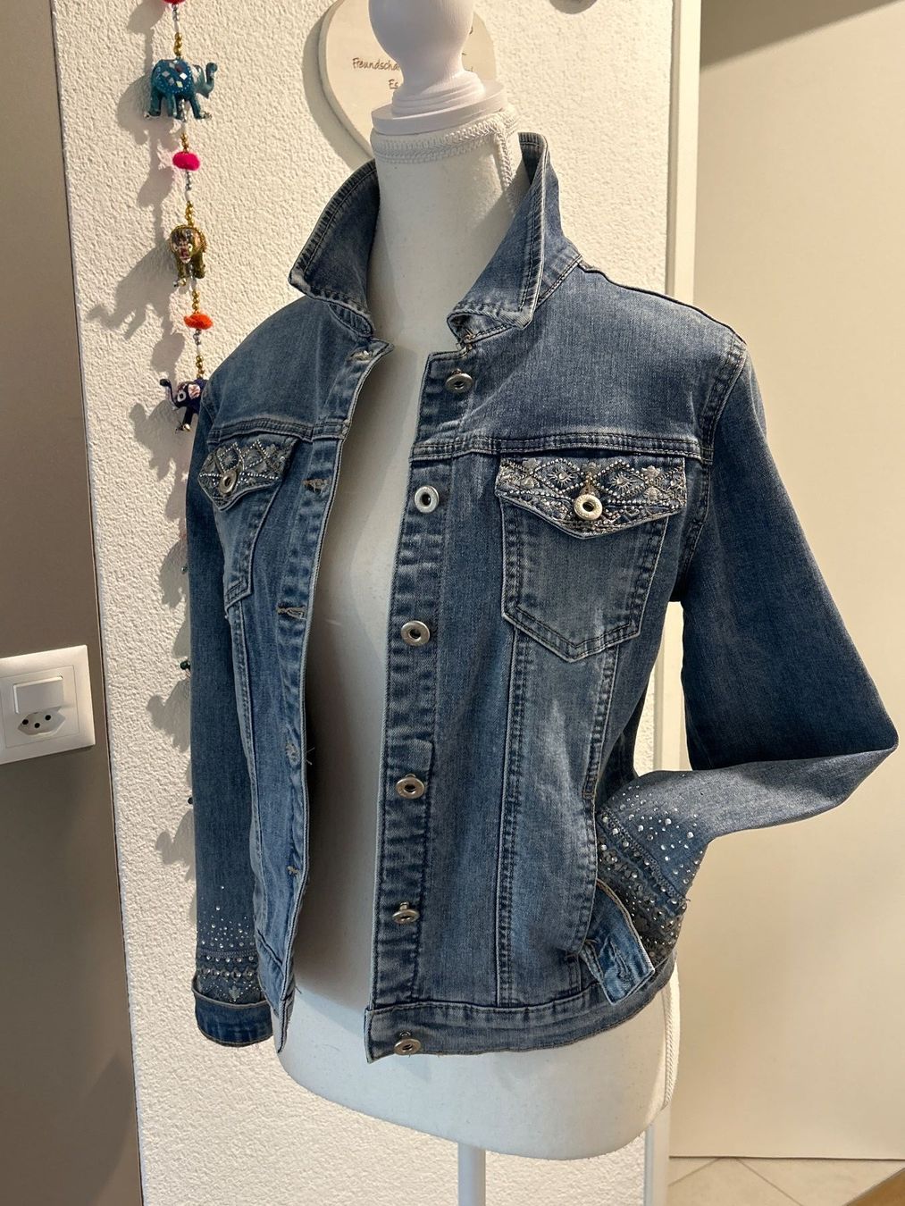 Vestes: Damen Jeansjacke blau mit Strasssteine – Neuf (Voir description) à Brunnen par Nala2929