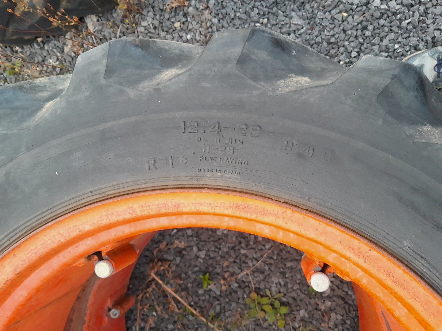 Firestone Pneus & Kompletträder: Rad 12.4-28 – Defekt aus Menzingen von Staub-Landtechnik 3