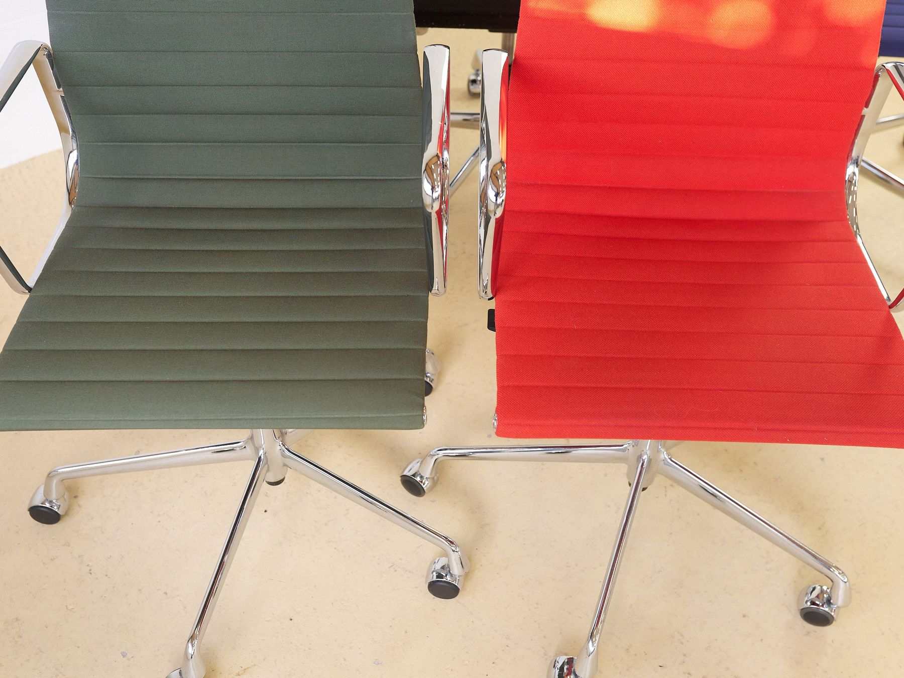 Vitra Stühle: Vitra Eames Aluminium Chair EA 117 | Rot – Gebraucht aus Meinisberg von atelier_TILIJA 1