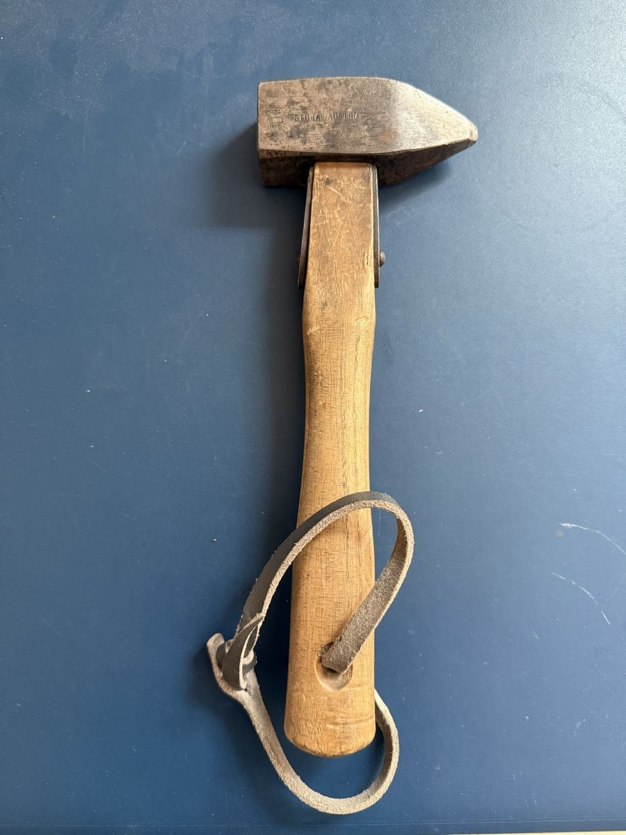 Tutti gli attrezzi: Antiker Hammer von Stubai Austria, Bergsteigerhammer – Usato da Affoltern am Albis venduto da jonas1009
