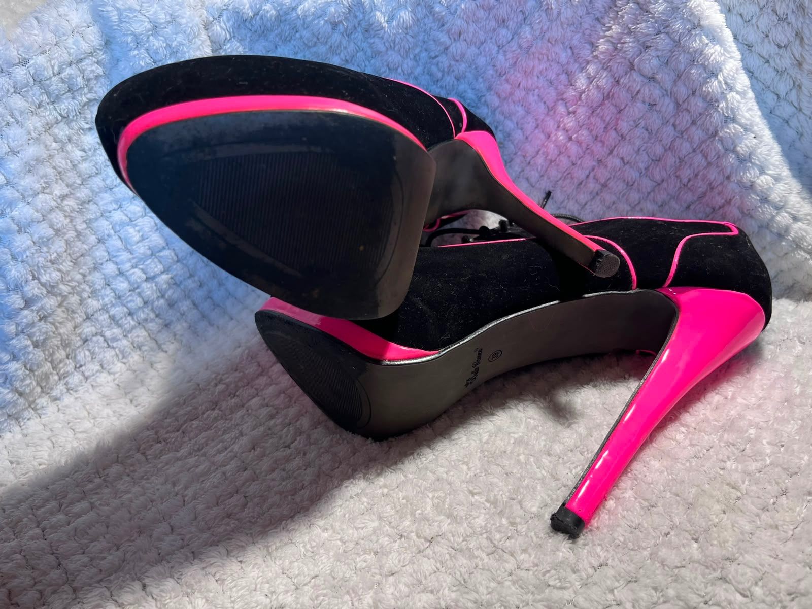 Damenschuhe: High Heels in Schwarz/Pink – Gebraucht aus Flüelen von Raubkatze-Achilles 2