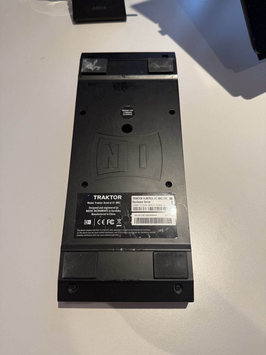 Sistema di controllo: DJ Controller Native Instruments Traktor Kontrol X1 MK2 – Usato da St. Gallen venduto da ChJermann 1