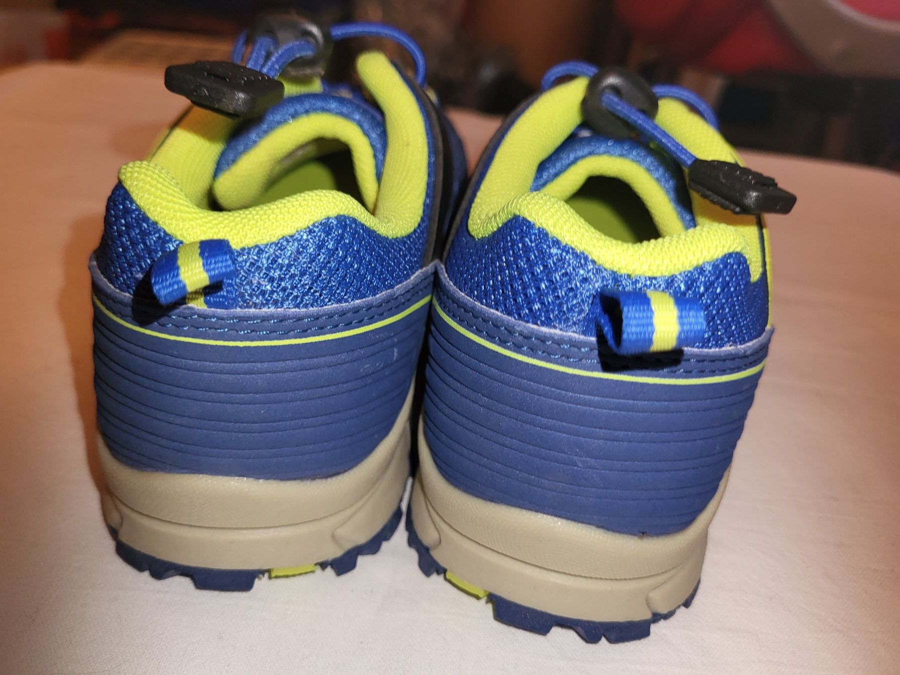 Herrenschuhe: Blaugelbe Sneakers von Vty, Grösse 34 – Neu (gemäss Beschreibung) aus Guggisberg von Aegertenlehn 3